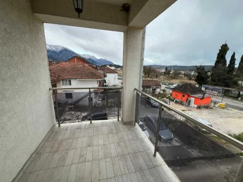 Natkriveni balkon sa pločicama i pogledom na okolinu. - image 3