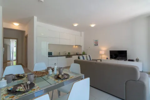 Svijetao dnevni boravak otvorenog tipa sa trpezarijom i kuhinjom. - image 14