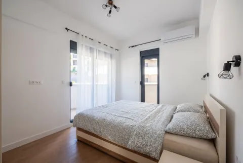 Bright and tidy bedroom with a double bed and access to the terrace. - image 6