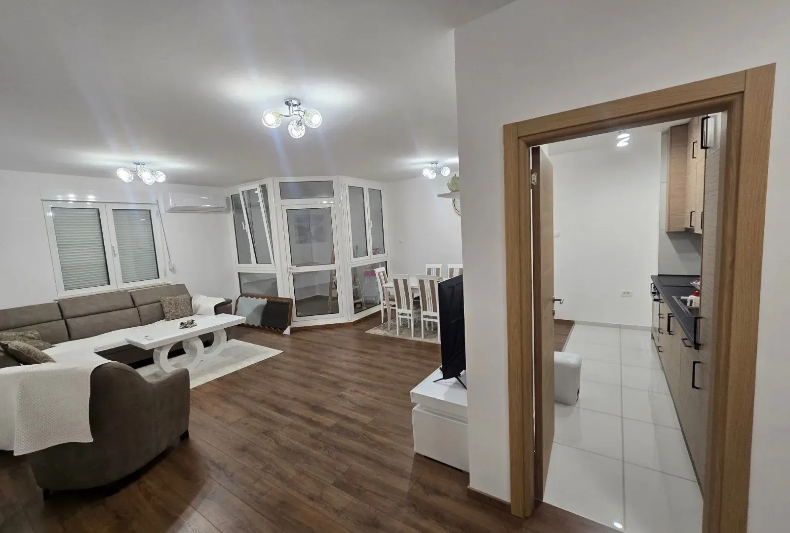 Izdavanje, trosoban stan, 103m², Tološka šuma, Podgorica
