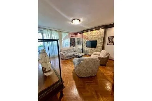 Izdavanje, dvosoban stan, 100m², Dobrota, Kotor