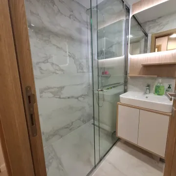 Moderno opremljeno kupatilo sa tuš kabinom i umivaonikom. - image 8