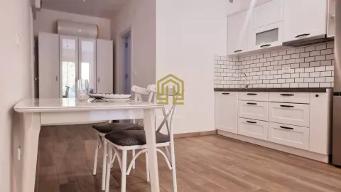 Moderna kuhinja sa trpezarijskim stolom i bijelim elementima. - image 12