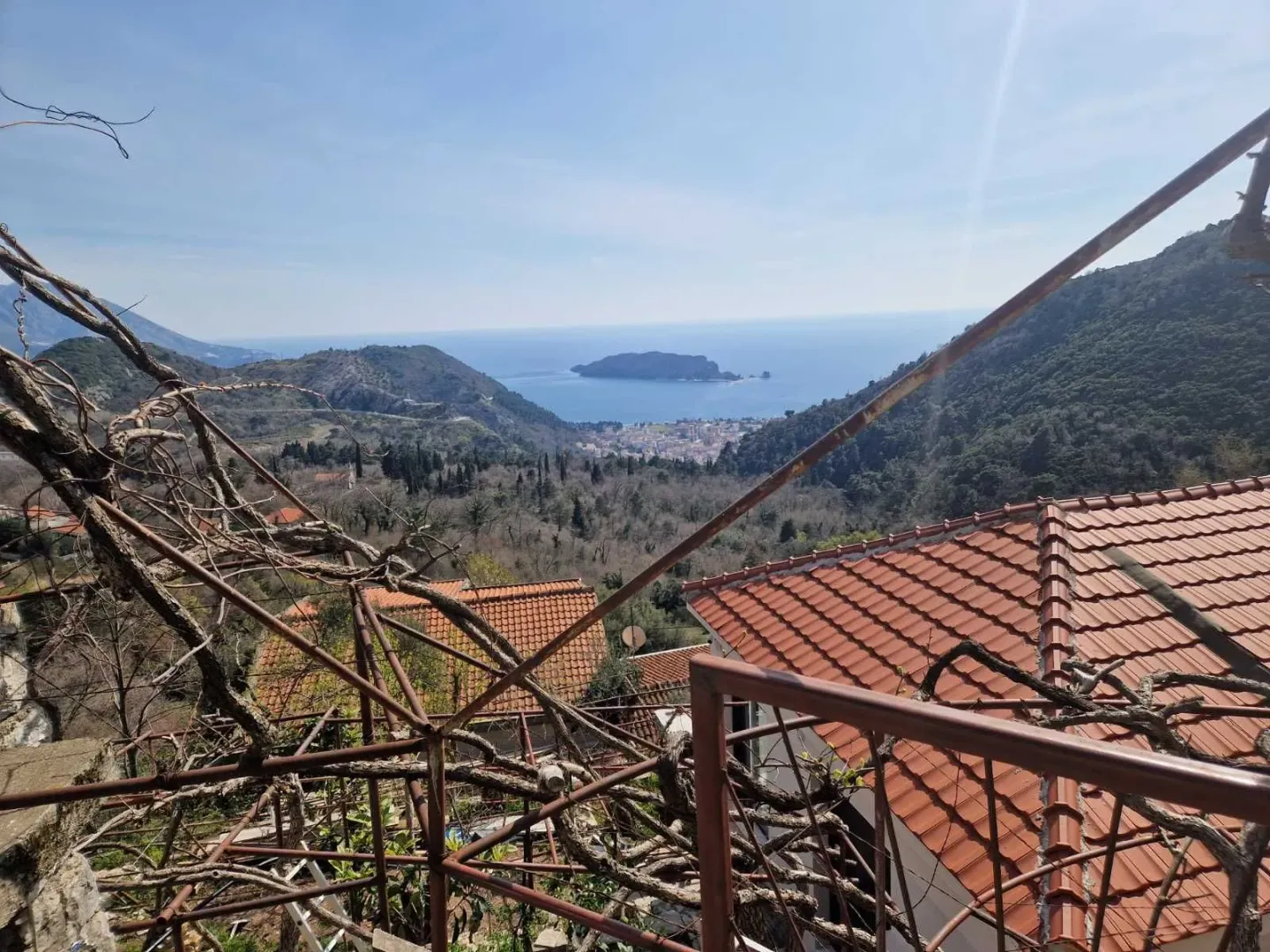 Pogled na more i okolne planine sa terase.