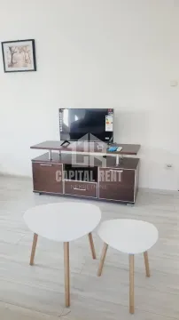 Dnevna soba sa televizorom na komodi i dva manja stola. - image 6