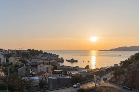 Pogled na zaliv i grad u suton. - image 11