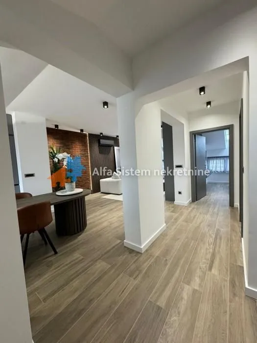 Izdavanje, trosoban stan, 100m², Savski Venac, Beograd