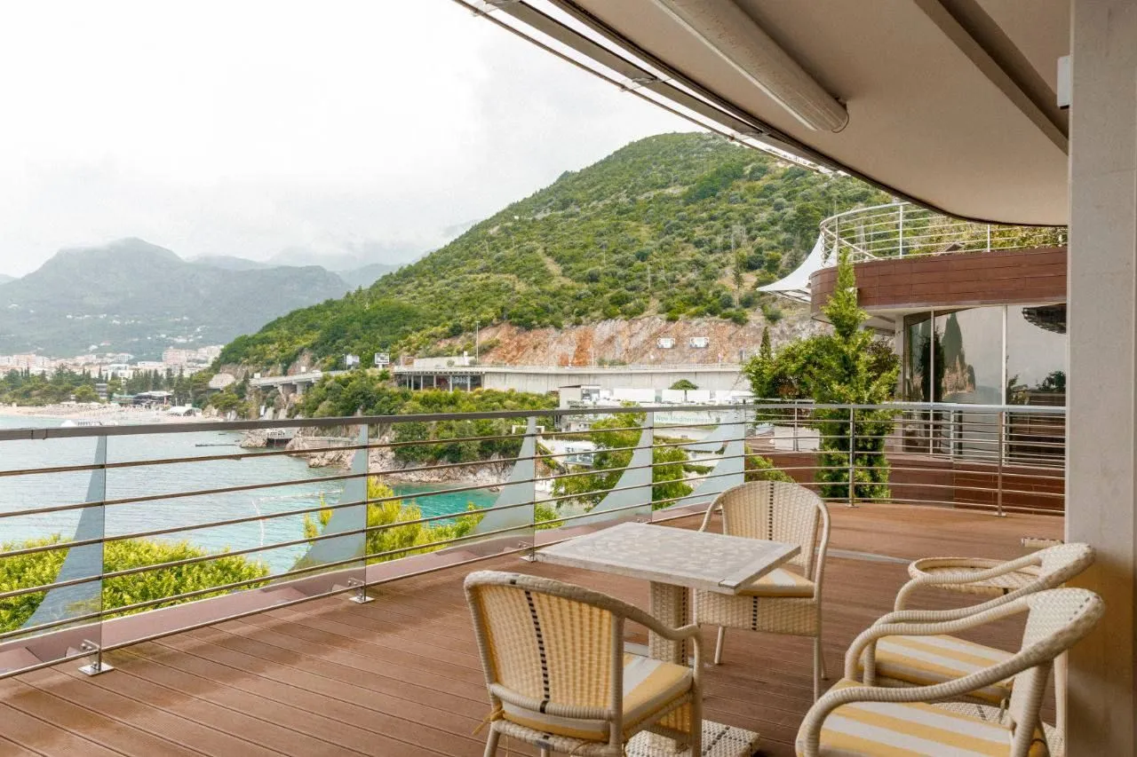 Izdavanje, dvosoban stan, 178m², Dukley Gardens, Budva