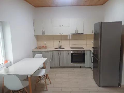 Manja kuhinja sa trpezarijskim stolom i frižiderom. - image 4
