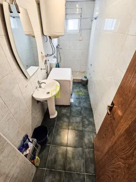 Manje kupatilo sa umivaonikom, veš mašinom i bojlerom. - image 4