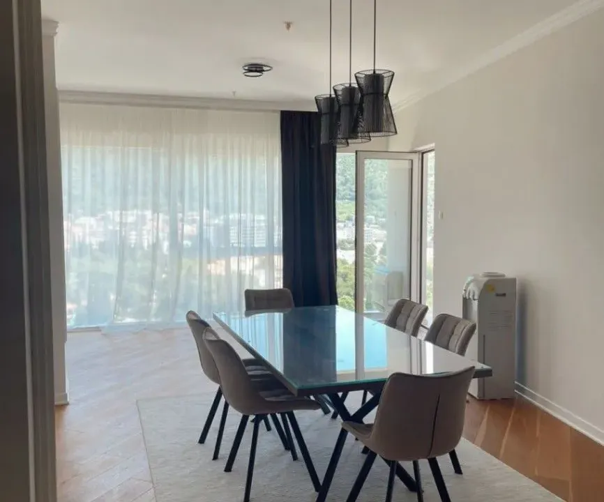 Izdavanje, dvosoban stan, 127m², Centar, Budva
