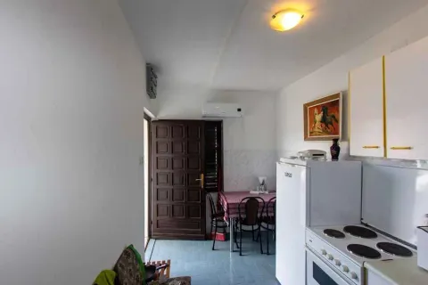 Manja kuhinja sa trpezarijskim stolom i izlazom spolja. - image 4