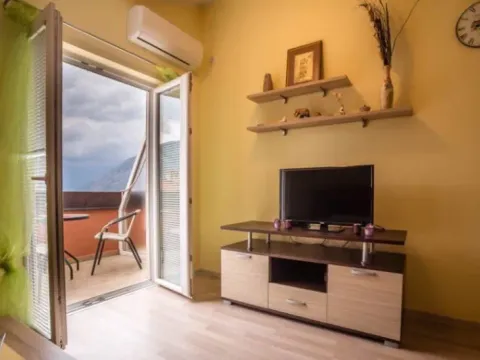 Izdavanje, jednosoban stan, 50m², Dobrota, Kotor - image 2