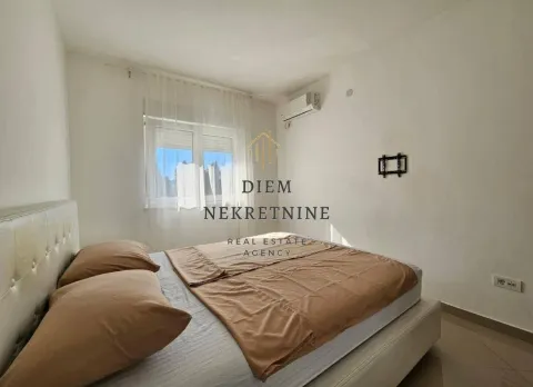 Furnished bedroom with a double bed and air conditioning. - image 10