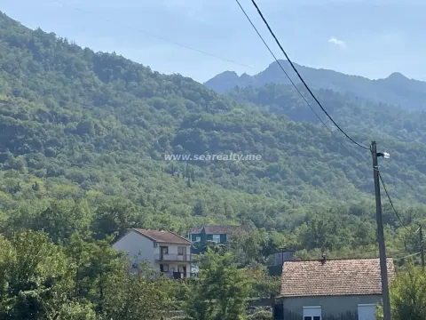 Pogled na šumovite planine i okolne objekte sa nekretnine. - image 9