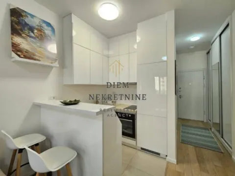Izdavanje, garsonjera, 34m², Soho City, Bar - image 11