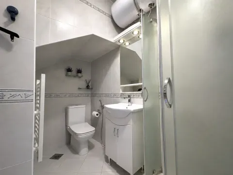 Manje kupatilo sa tuš kabinom, umivaonikom i toaletnom šoljom. - image 13