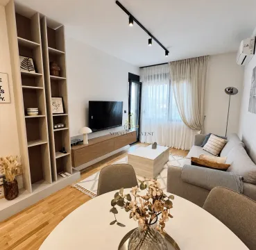 Dnevna soba sa garniturom, televizorom i ugradnim policama. - image 2