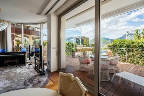 Prostrani dnevni boravak sa klavirom i pogledom na terasu i okolinu. - image 4