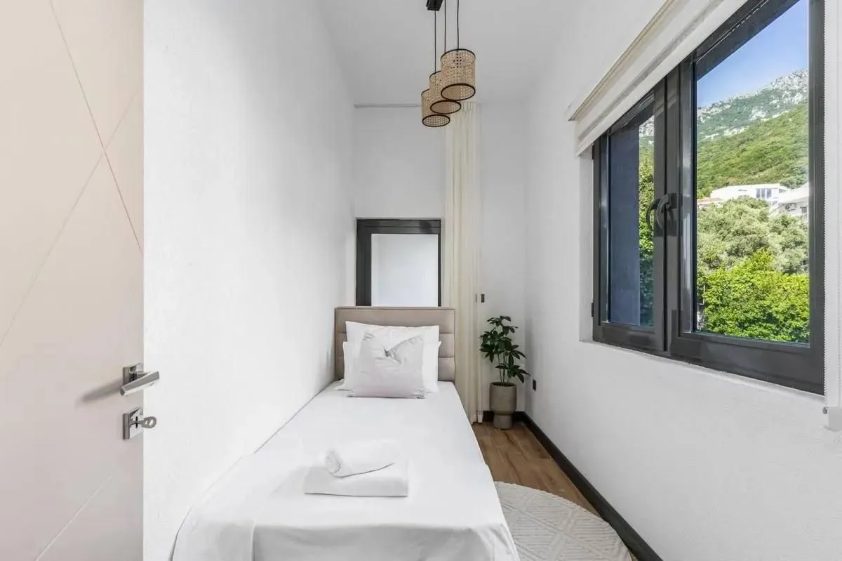 Sale, three bedroom apartment, 131m², Sveti Stefan, Budva