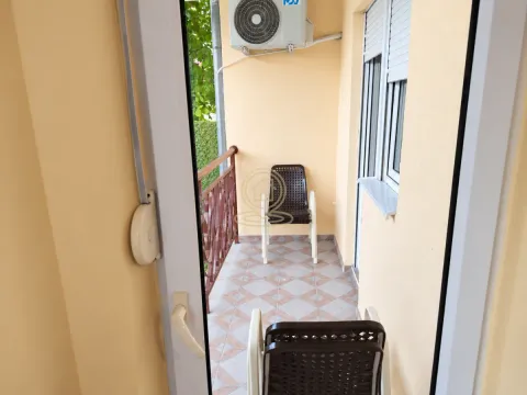Manji natkriveni balkon sa keramičkim pločicama i stolicama. - image 8