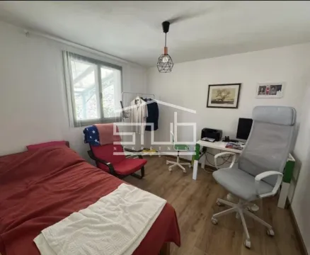 Manja spavaća soba sa krevetom, foteljom i radnim stolom sa stolicom. - image 5