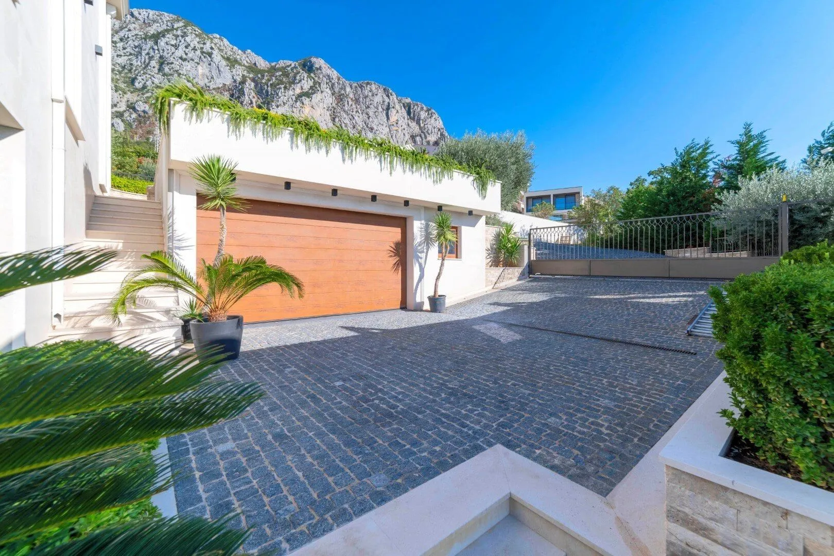 Sale, house, 400m², Blizikuće, Budva