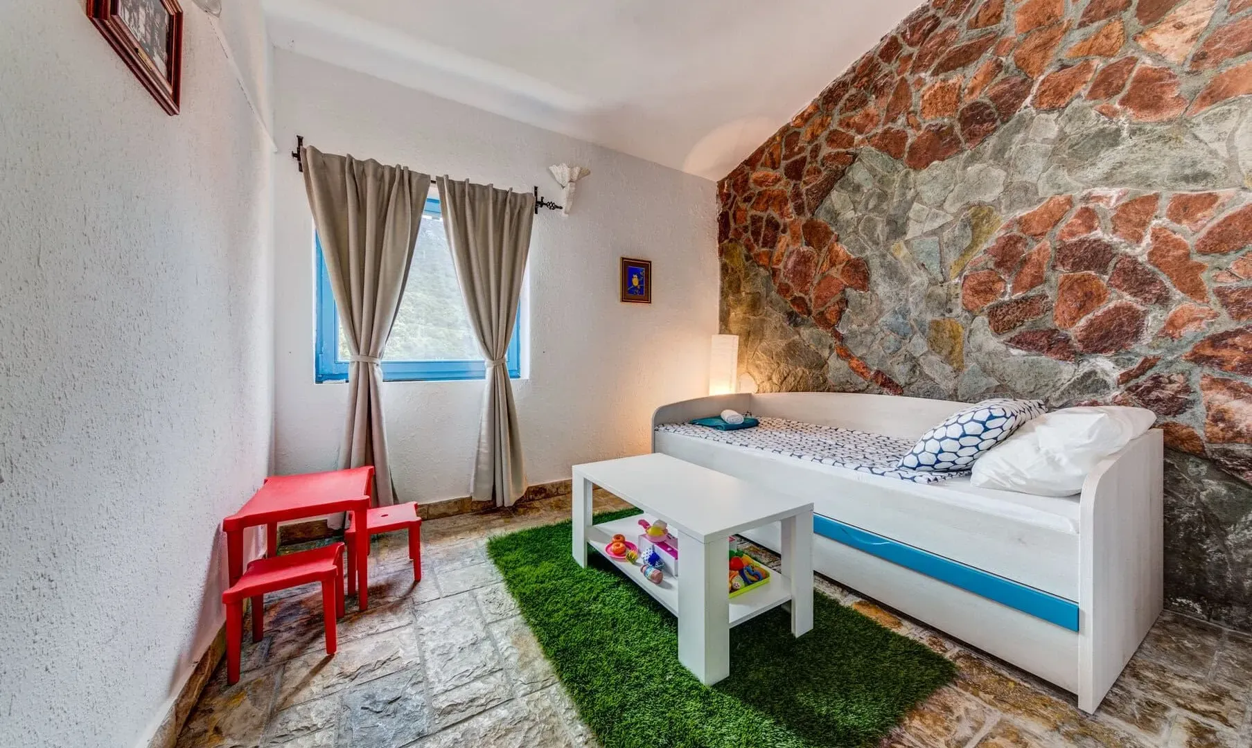 Izdavanje, kuća, 200m², Kotor, Crna Gora
