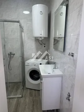 Kupatilo sa tuš kabinom, umivaonikom, bojlerom i veš mašinom. - image 2