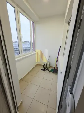Zastakljena terasa sa priborom za čišćenje. - image 10