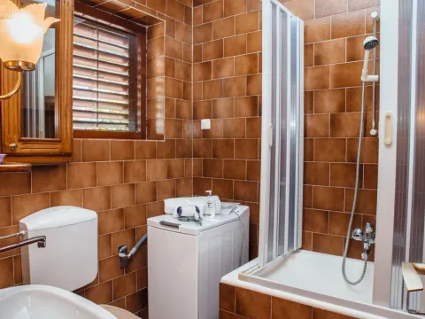 Izdavanje, dvosoban stan, 91m², Škaljari, Kotor - image 6