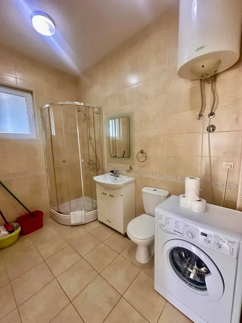 Potpuno opremljeno kupatilo sa tuš kabinom, umivaonikom, WC šoljom i veš mašinom.