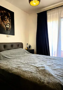 Opremljena spavaća soba sa bračnim krevetom i dekorativnom slikom na zidu. - image 8