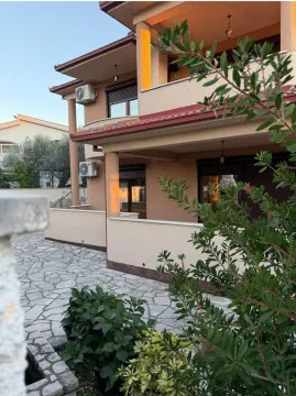 Eksterijer kuće sa dvorištem i terasom. - image 15