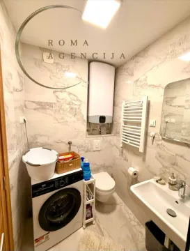 Manje uredno kupatilo sa veš mašinom, bojem i sanitarijama. - image 7