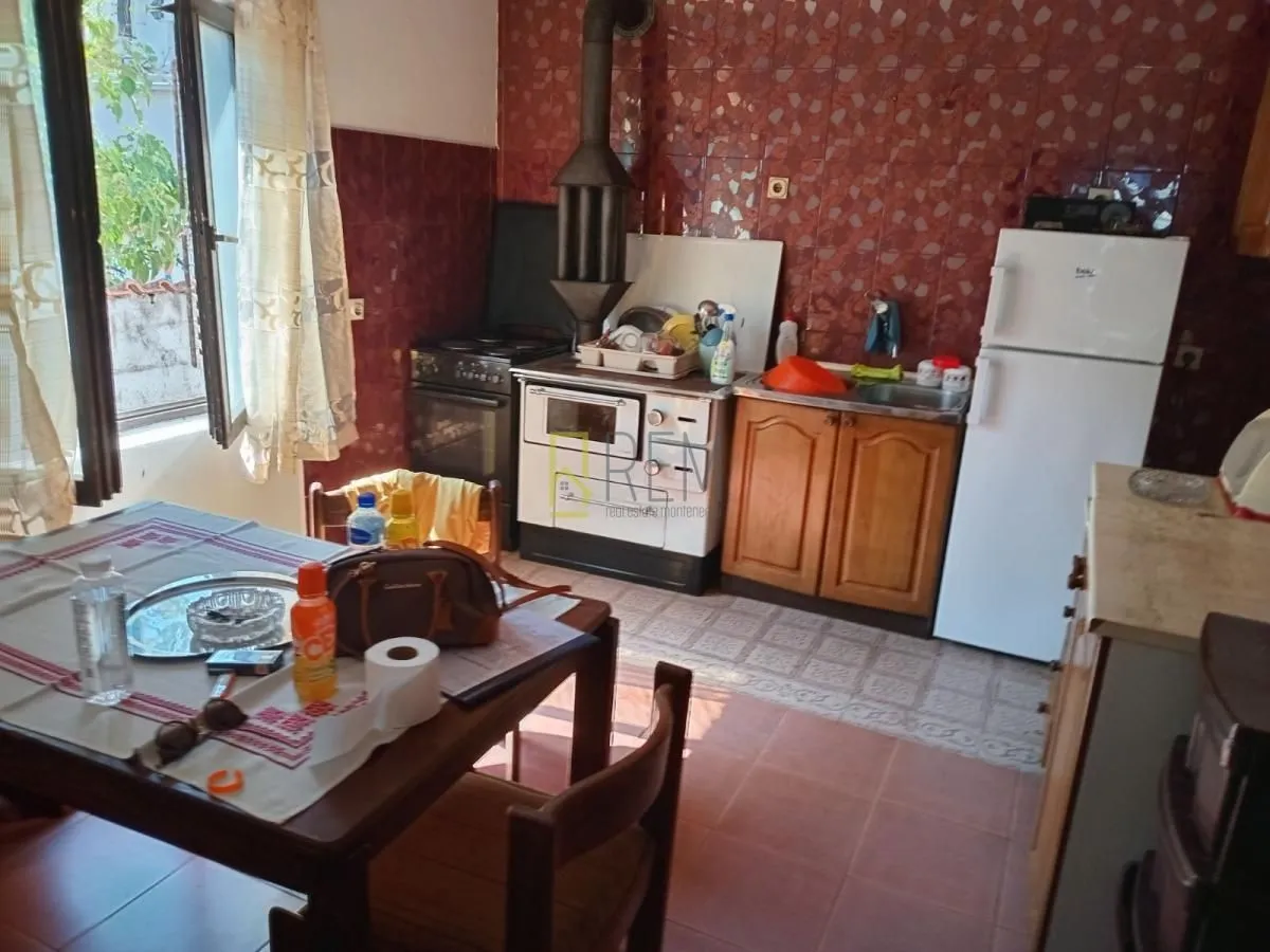 Prodaja, kuća, 232m², Tološi, Podgorica