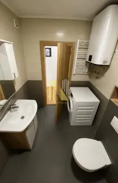 Moderno kupatilo sa umivaonikom, WC šoljom, veš mašinom i bojlerom. - image 13