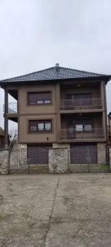 Spoljašnji izgled dvospratne kuće sa garažama i ogradom. - image 4