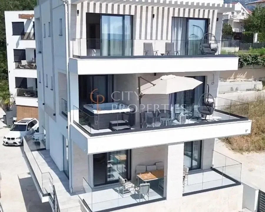 Izdavanje, kuća, 330m², Centar, Tivat