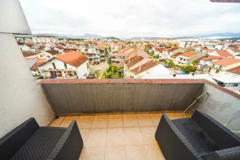 Terasa sa pogledom na gradsko naselje. - image 9