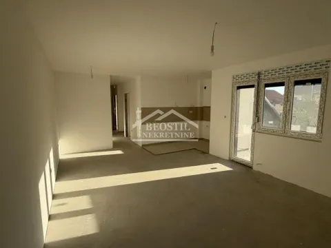 Neopremljena prostorija u izgradnji sa balkonskim vratima i prozorima. - image 10
