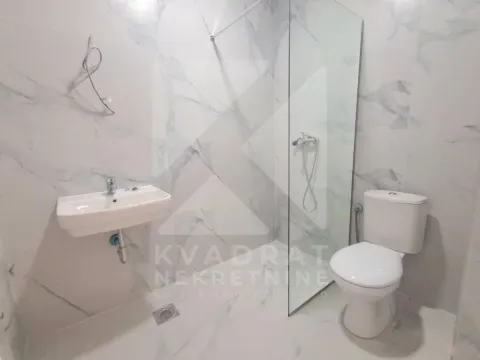 Kupatilo opremljeno sanitarijama i tuš kabinom sa staklenom pregradom. - image 11