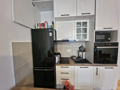 Rent, one bedroom apartment, 45m², Budva, Crna Gora - image 11