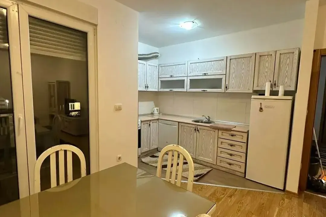 Izdavanje, jednosoban stan, 50m², Blok 6, Podgorica