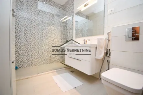 Savremeno opremljeno kupatilo sa tuš kabinom i bijelim sanitarijama. - image 24