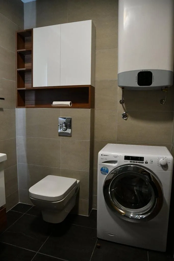 Kupatilo opremljeno sanitarijama, mašinom za veš i bojlerom.