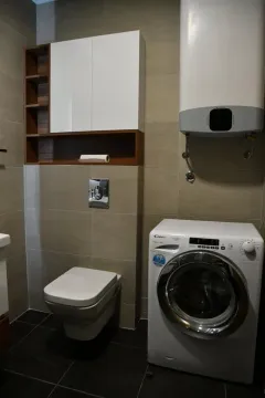 Kupatilo opremljeno sanitarijama, mašinom za veš i bojlerom. - image 4