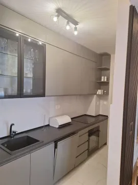 Moderna kuhinja sa sivim elementima i ugradnim aparatima. - image 11