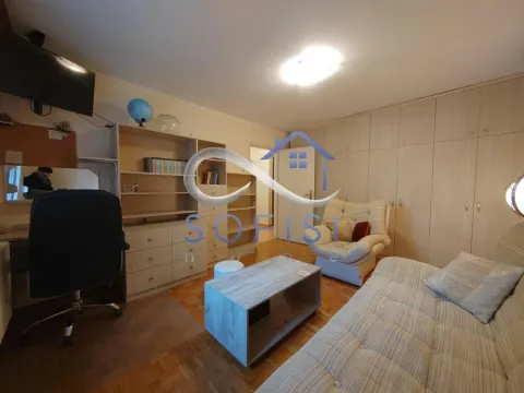 Dnevna soba sa garniturom, radnim stolom i ugradnim ormarima. - image 19