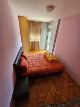 Manja spavaća soba sa bračnim krevetom, parketom i izlazom na terasu. - image 5